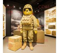 Personnage De Costume De Mascotte Redbrokoly De Soldat De L'armée D'or Habillé D'un Short Cargo Et De Sacs Fourre-Tout Multicolore