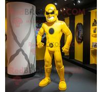Personnage De Costume De Mascotte Redbrokoly De Super-Héros Jaune Habillé D'un Pantalon De Costume Et D'épingles À Cheveux Multicolore