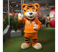 Personnage De Costume De Mascotte Redbrokoly De Tigre Orange Habillé D'un Maillot De Rugby Et D'épingles À Chapeau Multicolore