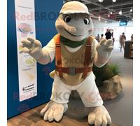 Personnage De Costume De Mascotte Redbrokoly De Tortue De Mer Blanche Habillé D'une Salopette Et D'un Châle Multicolore