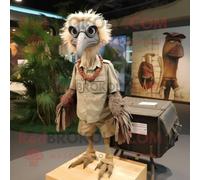 Personnage De Costume De Mascotte Redbrokoly De Vautour Beige Vêtu D'un Short Cargo Et D'épingles À Cheveux Multicolore