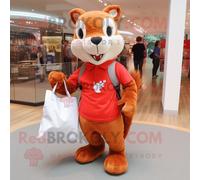 Personnage De Costume De Mascotte Redbrokoly D'écureuil Roux Habillé D'un Polo Et De Sacs Fourre-Tout Multicolore