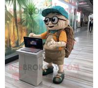 Personnage De Costume De Mascotte Redbrokoly D'ordinateur Habillé Avec Un Short Cargo Et Des Sacs Fourre-Tout Multicolore
