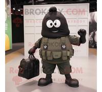Personnage De Costume De Mascotte Redbrokoly Grenade Noire Habillé D'un Short Cargo Et De Sacs Fourre-Tout Multicolore