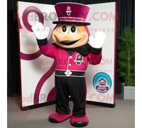 Personnage De Costume De Mascotte Redbrokoly Magenta Ring Master Habillé D'un Tee-Shirt De Baseball Et D'épingles À Chapeau Multicolore
