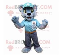Personnage De Costume De Mascotte Redbrokoly Puma Cyan Vêtu D'un Jean Mom Et D'épingles À Chapeau Multicolore