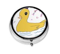 Petit canard jaune. Cette petite boîte à pilules ronde imprimée est un organisateur portable de pilules et de vitamines, parfait pour les poches, les sacs à main et les voyages.