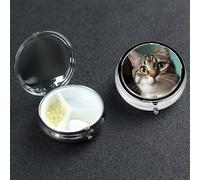 Petit pilulier à 3 compartiments, un curieux chat - Pilulier quotidien portable en métal pour poche, sac à main, boîte à pilules de voyage avec miroir rond et support de vitamines - Cadeau unique