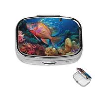 Petit pilulier avec 2 compartiments colorés en forme de poisson pour poche ou sac à main, mini pilulier portable en métal pour contenir des suppléments et des vitamines