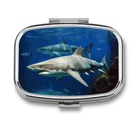 Petit pilulier avec 2 compartiments, deux requins blancs, pilulier de voyage personnalisé pour sac à main, pilulier de voyage, pilulier quotidien portable pour vitamines, suppléments et médicaments