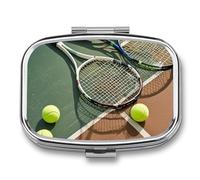 Petit pilulier carré pour raquettes de tennis et balles de tennis avec 2 compartiments - Organiseur de médicaments portable en métal - Mini médicament de voyage - Supplément de vitamines pour sac à