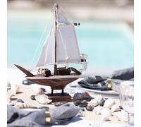 Petit voilier maritime en bois richement détaillé