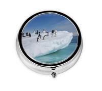 Petite boîte à pilules ronde imprimée en forme de pingouin de montagne enneigée est un organisateur portable de pilules et de vitamines, parfait pour les poches, les sacs à main et les voyages.