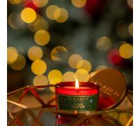 Petite bougie parfumée au pied du sapin