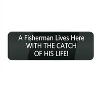 Petite plaque rectangulaire en plastique acrylique « A Fisherman Lives Here with The Catch of His Life » pour maison/entreprise, fenêtre/porte d'entrée (noir, 25,4 x 7,6 cm)