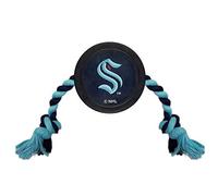 Pets First Jouet en caoutchouc pour chien - LNH Seattle Kraken - Rondelle de hockey sur glace PET avec cordes à tirer très résistantes. Un jouet robuste pour chiens et chats en forme de palet de