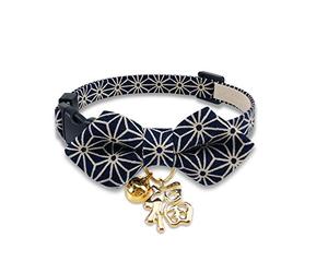 PetSoKoo Collier pour chat en forme de diamant unique avec nœud papillon de Noël et breloque porte-bonheur japonaise. Imprimé feuille de chanvre astringent. Ouverture de sécurité
