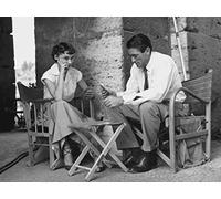 Photo - Affiche - Poster noir et blanc d'Audrey Hepburn et Gregory Peck jouant aux cartes sur le tournages de Vacances Romaines en 1953 (50x70 cm)