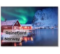 Photo panoramique d'un village de pêcheurs d'hiver avec aurores boréales. Superbe paysage naturel pittoresque de Reinefjord Un endroit le plus populaire des îles Lofoten. Norvège. Idéal pour se