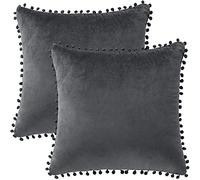 PiccoCasa Housse de coussin en velours avec 2 pompons - Carrées solides et douces pour canapé, chambre à coucher, voiture - Gris foncé - 50 x 50 cm