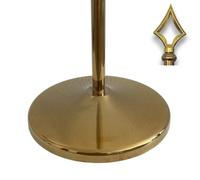 Pied pour drapeau avec mât et épandeur en inox finition dorés. Poids pied 3,0kg. Mât avec pointe lance. Hauteur max. 250cm. Idéale pour drapeaux d’intérieur, bureaux et salles de réunion. Code C7-L
