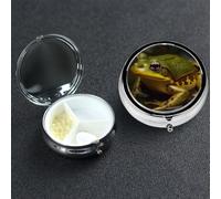 Pilulier à 3 compartiments pour poche ou sac à main - Mini pilules en métal - Grenouille verte dans un étang - Organiseur de vitamines portable pour contenir des suppléments et des vitamines