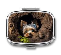 Pilulier carré A Yorkshire Terrier niché dans un trou - 3 compartiments - Portable - Mini boîte à médicaments compacte pour le quotidien - Distributeur de supplément de vitamines