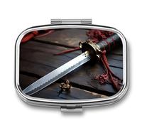 Pilulier carré en forme d'épée de samouraï du Japon avec 2 compartiments - Organiseur portable en métal - Mini médicament de voyage - Supplément de vitamines pour sac à main