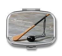 Pilulier de voyage à 2 compartiments pour crosse de hockey - Petit pilulier portable en métal pour contenir des vitamines et des suppléments d'huile de poisson