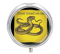 Pilulier de voyage à 3 compartiments « Dont Tread on Me » - 3 fois par jour - Joli mini pilulier pour sac à main et poche - Boîte à médicaments portable en métal avec miroir - Récipient rond pour