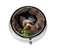 Pilulier portable à 3 compartiments - Organisateur de médicaments quotidien rond pour poche ou sac à main, un petit Yorkshire Terrier niché dans un trou d'arbre idéal pour les doses du matin, du midi