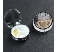 Pilulier rond à 3 compartiments avec porte en forme de cœur et sable - Joli pilulier de voyage portable en métal - Pour homme et femme - Cadeau unique