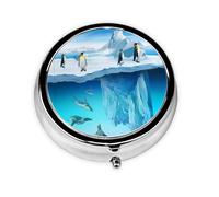 Pingouins sur l'iceberg. Cette petite boîte à pilules ronde imprimée est un organisateur portable pour pilules et vitamines, parfait pour les poches, les sacs à main et les voyages.