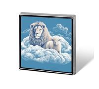 Pin's carré « Agneau avec un lion sur les nuages », badge en aluminium 1,8 x 1,8 cm, accessoire élé et personnalisé à porter au quotidien.