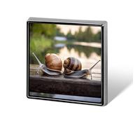 Pin's carré « Deux escargots sur le banc », badge en aluminium 1,8 x 1,8 cm, accessoire élé et personnalisé à porter au quotidien.