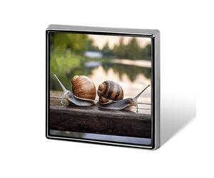 Pin's carré « Deux escargots sur le banc », badge en aluminium 1,8 x 1,8 cm, accessoire élé et personnalisé à porter au quotidien.