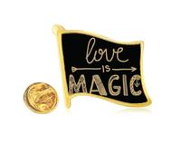 Pin's en métal doré avec citation « Love is magic »