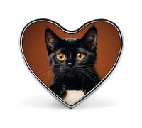 Pin's en métal léger et résistant représentant un adorable chat noir qui regarde par-dessus son épaule, badge rond en forme de cœur à associer à des chemises, vestes et chapeaux.