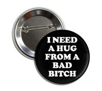 Pin's humoristique avec citation « I Need A Hug From A Bad Bitch » - 5,7 cm - Noir et blanc