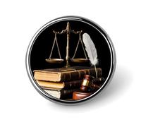 Pin's rond humoristique représentant un marteau de la justice et une balance, idéal pour un cabinet d'avocats ou un mariage.