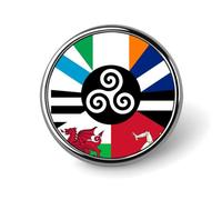 Pin's rond représentant le drapeau combiné des nations celtiques, badge humoristique pour entreprise ou mariage.