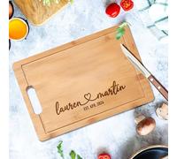 Planche à découper gravée avec nom du couple - Cadeau de charcuterie personnalisé pour fête prénuptiale, mariage, fiançailles, pendaison de crémaillère ou anniversaire de mariage