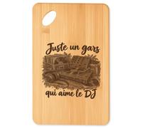 Planche à Découper Juste un gars qui aime le DJ | Plateau Apéro Bambou Gravé 30 × 20 cm | Cuisine Barbecue Apéritif | Idée Cadeau DJ Crémaillère Noël