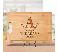 Planche à découper monogrammée - Planche à charcuterie gravée avec poignée - Cadeau de pendaison de crémaillère pour les nouveaux propriétaires, les couples ou la famille - Décoration de cuisine