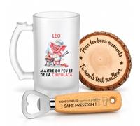 Planetee Coffret Chope de Bière Léo maître du feu et de la chipolata | Chope Verre Givré 470 ml, Décapsuleur Gravé, Dessous de Verre Bois | 3 Pièces