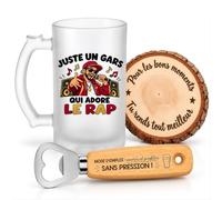 Planetee Coffret Chope de Bière Un Gars qui Adore le Rap | Verre Givré 470 ml, Décapsuleur Gravé, Sous-Verre Bois | 3 Pièces | Cadeau Homme Passionné Humour Original Anniversaire