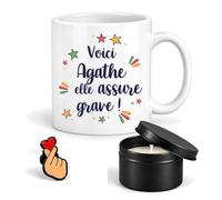 Planetee Coffret Mug Agathe Elle Assure Grave | Céramique 330 ml, Bougie Parfumée en Boîte Métal, Pin's Cœur | 3 Pièces | Cadeau Femme Anniversaire Fête Noël Original