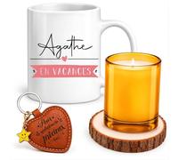 Planetee Coffret Mug Agathe en Vacances | Céramique 330 ml, Bougie en Verre, Sous-Verre Bois, Porte-Clés Cœur | 4 Pièces | Cadeau Femme Anniversaire Fête Noël Original