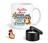 Planetee Coffret Mug Agathe la Plus Chouette | Céramique 330 ml, Bougie Parfumée en Boîte Métal, Pin's Cœur | 3 Pièces | Cadeau Femme Anniversaire Fête Noël Original