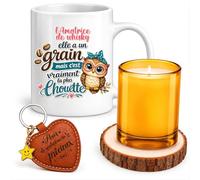Planetee Coffret Mug Amatrice de Whisky la Plus Chouette | Céramique 330 ml, Bougie en Verre, Sous-Verre Bois, Porte-Clés Cœur | 4 Pièces | Cadeau Collègue Femme Départ Retraite Remerciement